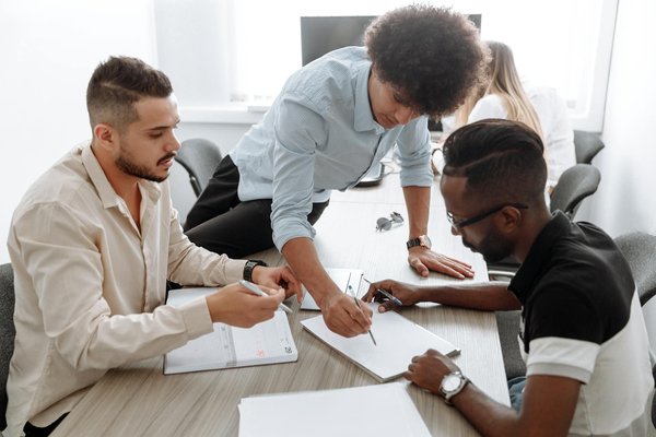 Les Défis Cachés du Management Participatif : Une Analyse Détaillée et Critique